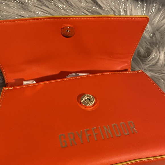 BNWT HARRY POTTER Gryffindor Orange and Gold Crossbody Bag - Picture 4 of 8